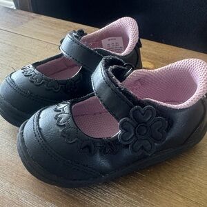 Stride rite Black Kids Shoes with Flower Detail size 4.5